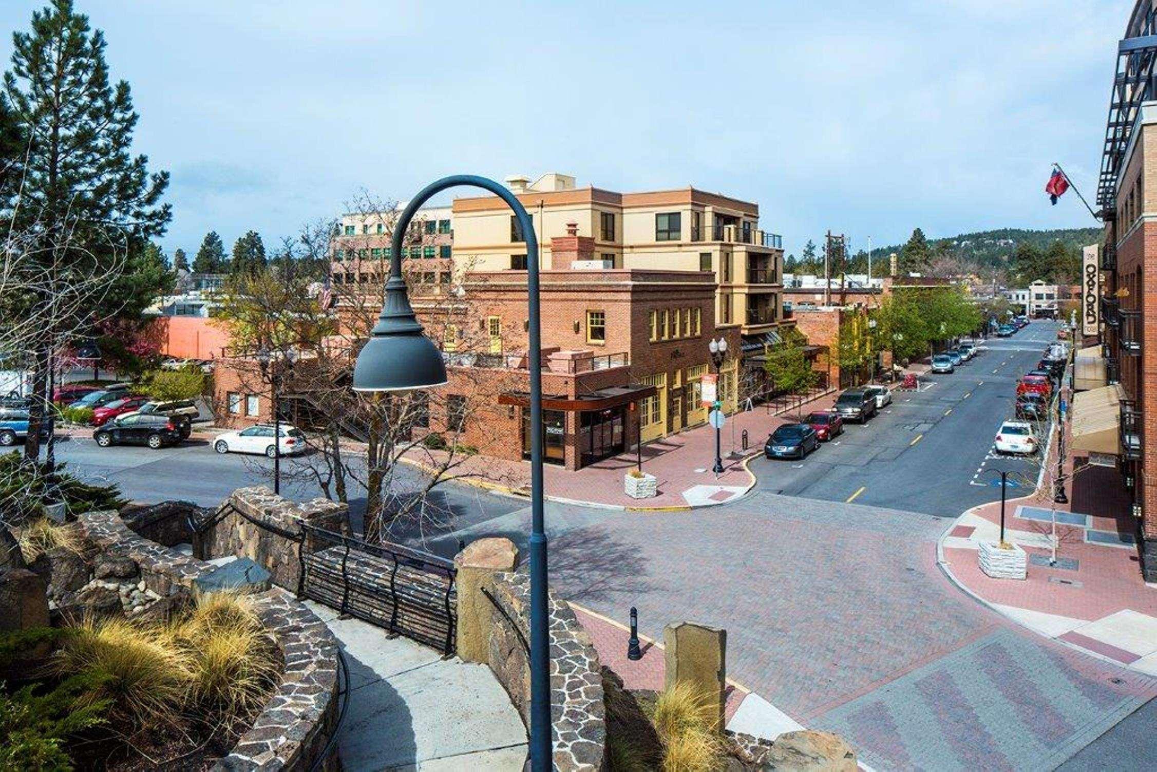 Doubletree By Hilton Bend Hotel Exterior photo