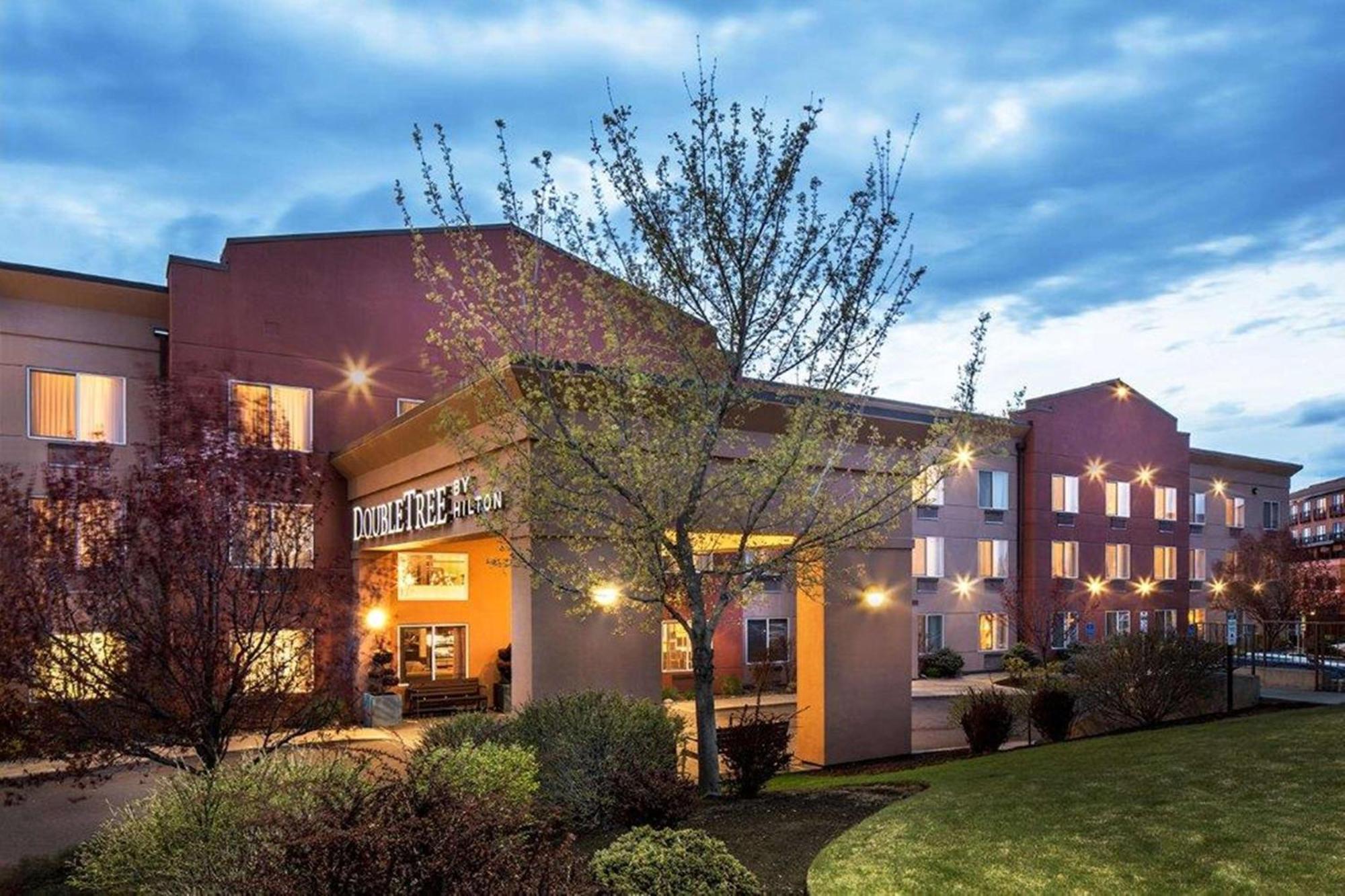 Doubletree By Hilton Bend Hotel Exterior photo